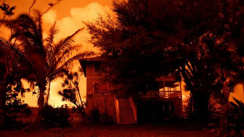 La lava ilumina los alrededores de una casa de Hawaii 