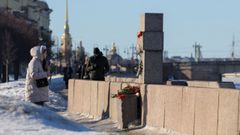 Una joven deposita flores en el monumento a las víctimas de represión política, en San Petersburgo.
