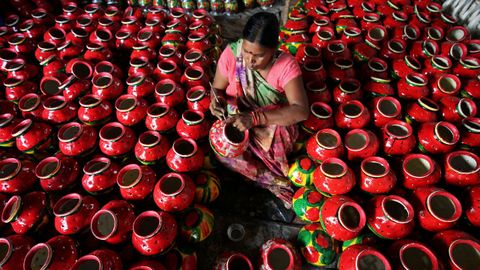 Una mujer decora piezas de porcelana en Ahmedabaq (India)
