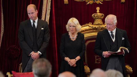 El prncipe Guillermo, la reina consorte Camila y el rey Carlos III