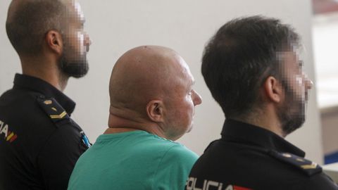 El hombre de 50 aos acusado de fingir infartos en restaurantes para evitar pagar la cuenta, durante el juicio en Alicante tras su vigsimo arresto.