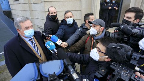 Francisco Lago Calvo, abogado de la Fundación Amigos de Galicia, atendiendo a los medios a la salid del juicio del Caso Desirée, donde ejerce la acusación popular.