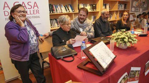 Carmen Eiroa present en la biblioteca de Ponteceso el libro Vivencias