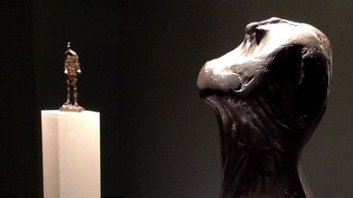 Dos de las piezas de la exposición de Oteiza, con la «Cabeza de apóstol para Aránzazu» en primer plano