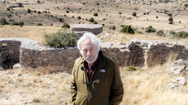 Julio Llamazares durante el recorrido que hizo para presenta la novela &laquo;El viaje de mi padre&raquo;