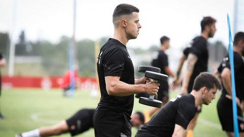 Gaspar Campos realizando ejercicios de pretemporada