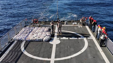 Imagen de los 1.800 kilos de cocaína requisados en el Nehir durante el abordaje frente a la costa de Lugo