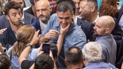 El presidente del Gobierno, Pedro Snchez, saludando este sbado a simpatizantes socialistas en un acto de precampaa en Murcia