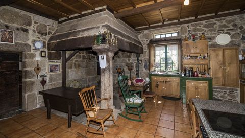 Cocina tradicional con lareira de granito