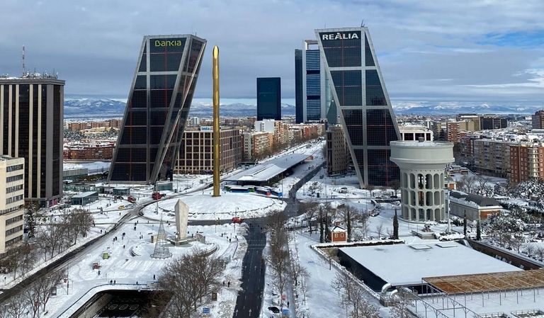 Imagen de la plaza de Castilla y el paseo de la Castellana en Madrid tras la nevada