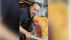 Suso Varela recibe en el restaurante Urimare de Nar�n el lomo de buey m�s grande de sus 30 a�os de historia
