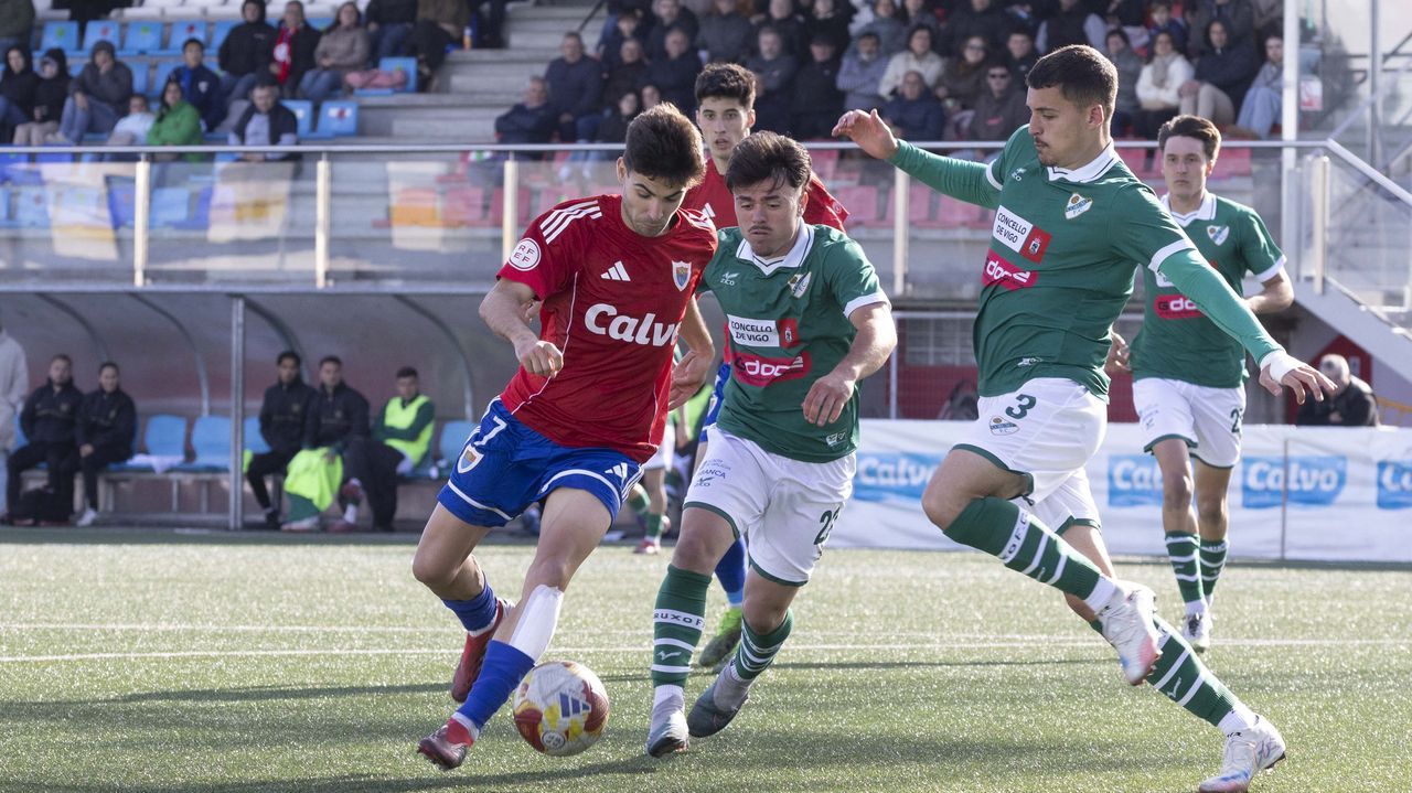 �lex P�rez en una acci�n ofensiva del Berganti�os contra el Coruxo.