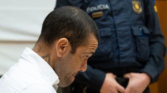 Dani Alves en el banquillo el 5 de febrero, durante la primera jornada del juicio por agresión sexual