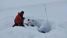 Cata de nieve. Los investigadores Arwyn Edwards y Joseph Cook cavan un agujero en la Isla de Livingston (Antártida), donde está la base española Juan Carlos I. Esta tarea, conocida como «cata de nieve», consiste en extraer un testigo de hielo profundo para estudiar el clima antiguo.