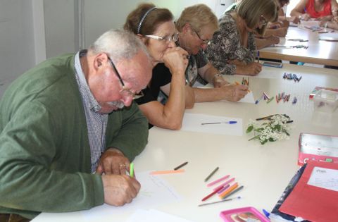 Los mayores empezaron ayer a plasmar por escrito o mediante dibujos sus ideas para el cuento.