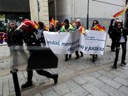 Pedraza y miembros de la AVT, escoltados en una manifestacin contra la anulacin de la doctrina Parot, el pasado da 28 en Mondragn.