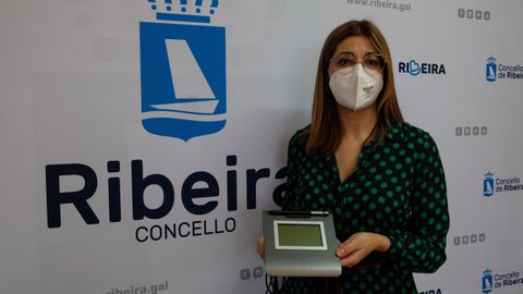 Ana Barreiro, concejala de Innovacin Tecnolxica, present las nuevas tabletas electrnicas que se usarn en la Oficina de Atencin Cidad