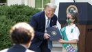 Trump, durante un acto de entrega de distinciones a un grupo de «girl scouts»