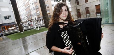 Nerea Rodrguez, ayer en la plaza del Sexto Edificio del Museo de Pontevedra, tocando su acorden Scandalli. 