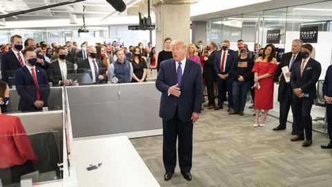 Trump visita a los trabajadores de la campaña