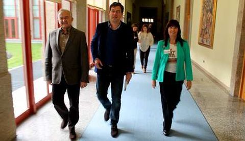 <span lang= es-es >Besteiro, con las mujeres</span>. El lder del PSdeG emplaz ayer a Feijoo a pronunciarse sobre la Ley de Gallardn, en un acto en el Parlamento al que asisti la presidenta del PSOE andaluz, Micaela Navarro.