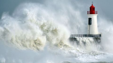 Gigantescas olas durante el temporal en Les Sables-dOlonne (Francia)