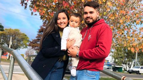 Pamela y Cristian, con su pequeño Isaac, en Uruguay