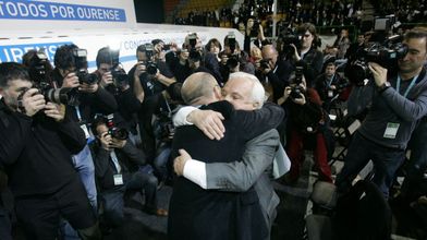 Abrazo de Baltar padre y Baltar hijo en el XV Congreso del PP de Ourense, en el 2010