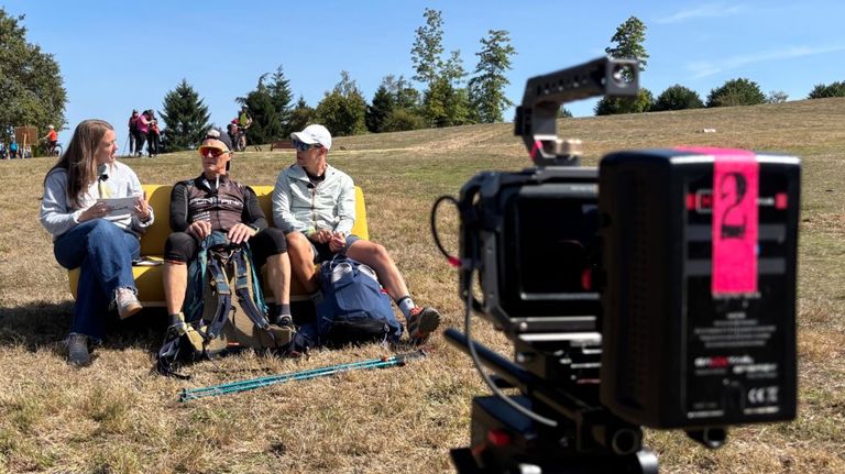 El sofá amarillo, el «confesor» de los peregrinos a su paso por Pontevedra