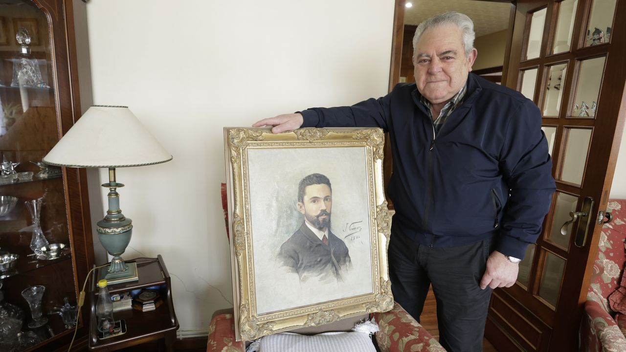 Jos� Mar�a Crego Arroyo �Chemari� con el cuadro de su abuelo Jos� Mar�a Crego Fern�ndez, que�le realiz� Cao Luaces como forma de pago del pr�stamo monetario que�le hizo�para poder viajar a�Argentina
