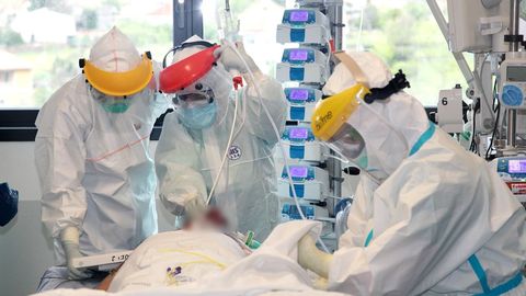 Sanitarios del hospital lvaro Cunqueiro, de Vigo, en abril, atendiendo a un enfermo de covid en la uci