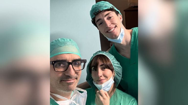 Aitana y Plex se cuelan en el quirófano del gallego Diego González Rivas
