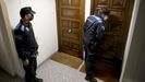 Una patrulla de la Policía Local acude a un piso, en Lugo