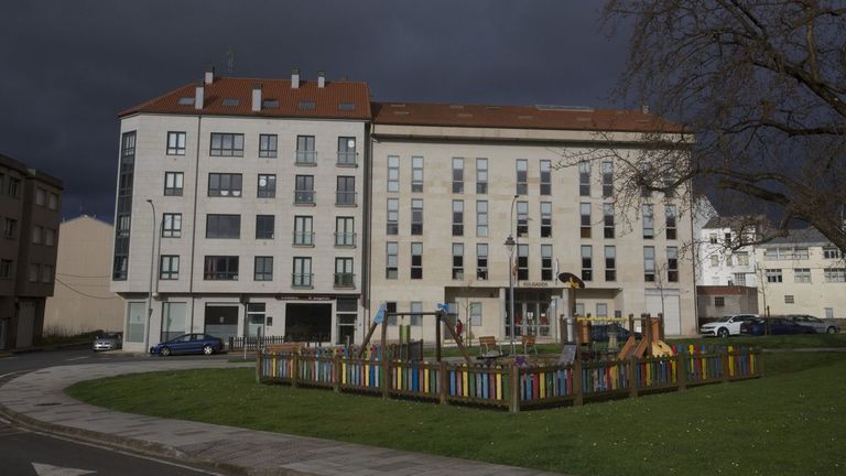 Huye de un control policial en Carballo con su coche de alta gama tras dar positivo en alcohol: <span lang=