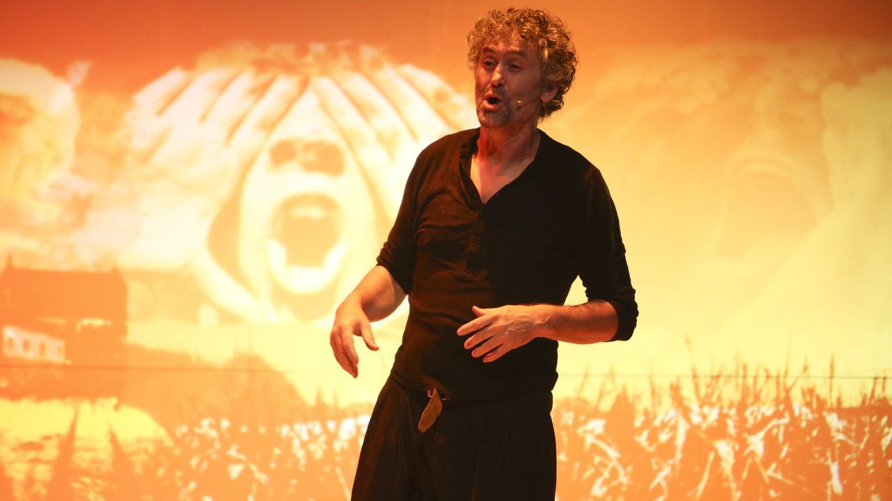 C&aacute;ndido Paz&oacute;, que xa fixo un mon&oacute;logo en torno ao libro de Neira Vilas, dirixe a peza do CDG