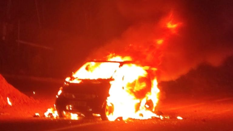 Consigue salir de su coche en Sanxenxo antes de que las llamas lo cubran por completo