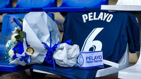 La camiseta del Oviedo, el brazalete de la Fundacin y un ramo de flores, colocados en el asiento de Pelayo Novo en el Carlos Tartiere