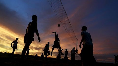 Varios musulmanes Rohingya juegan al voleibol cerca de un refugio de Myanmar.