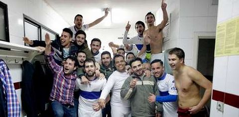 Los jugadores del Galicia Gaiteira celebran el ascenso en el vestuario.