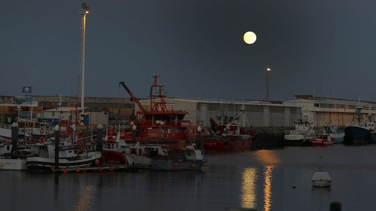 Una vista nocturna del puerto de Burela