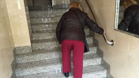 Laura lvarez subiendo las escaleras de su portal 
