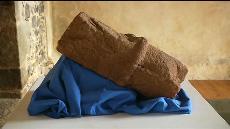 Capitel prerrománico hallado en la excavación del castillo de Gauzón