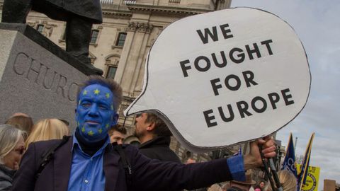 Un manifestante con el rostro pintado con la bandera de la UE, durante la marcha celebrada en Londres