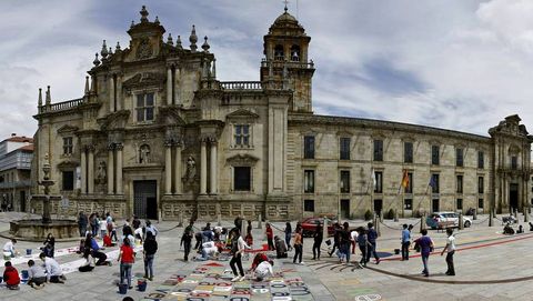 Plaza mayor de Celanova, concello de Ourense en el que es imprescindible visitar el monasterio de San Rosendo y su casco histórico