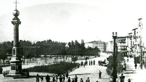 Este aspecto presentaba el Obelisco, todavía con su altura original, hacia el año 1922