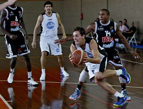 Un jugador del COB supera a McGee en el amistoso disputado el s�bado en Ver�n.