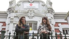 De izquierda a derecha, Marta Martinez y Duarniela de Andrade, retratadas en la puerta de la delegacin ferrolana de Cruz Roja 
