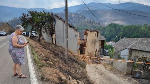 Una vecina de Rubiá observa los daños provocados por el incendio