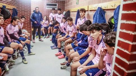 Iv�n Palacios, al fondo, con un equipo de la Fundaci�n Real Oviedo