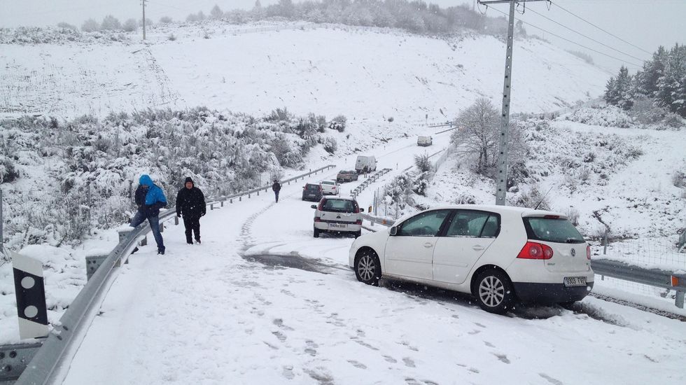Un coche qued� enterrado por la nieve en el cruce de Padornelo en la carretera LU-633. 